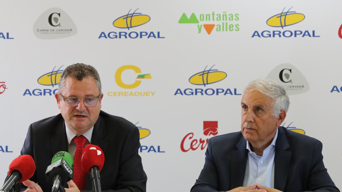 El consejero de Agricultura visita Agropal 
El consejero de Agricultura, Ganadería y Desarrollo Rural, Gerardo Dueñas; junto al gerente de AGROPAL, César Reales, se reúne con el Consejo Rector de Agropal y visita las instalaciones. Ical