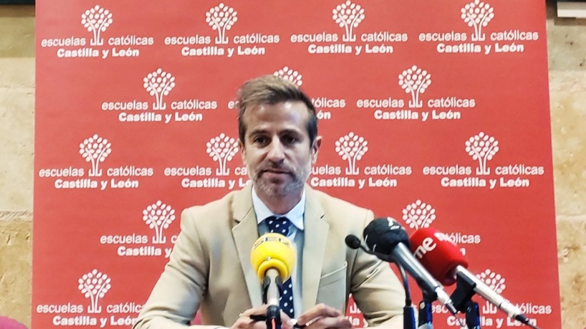 El secretario autonómico de Escuelas Católicas Castilla y León, Leandro Roldán, este miércoles en rueda de prensa en Salamanca. - EUROPA PRESS
