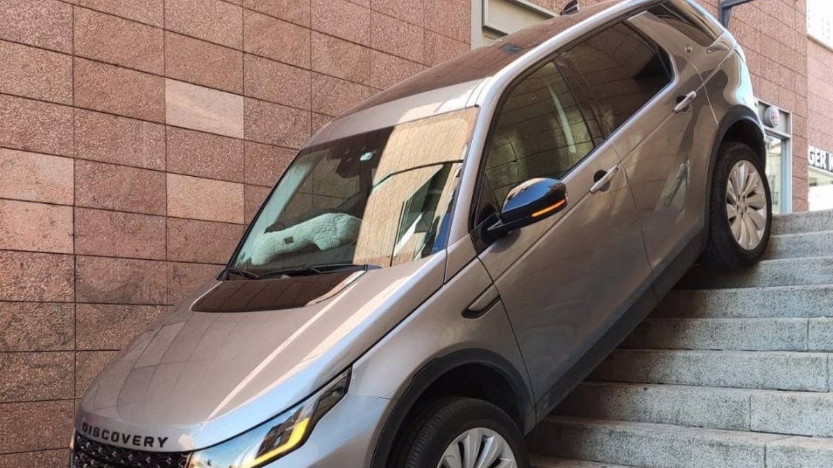 Un coche atrapado en las escaleras de la plaza de Santa Teresa en Ávila.- E. PRESS
