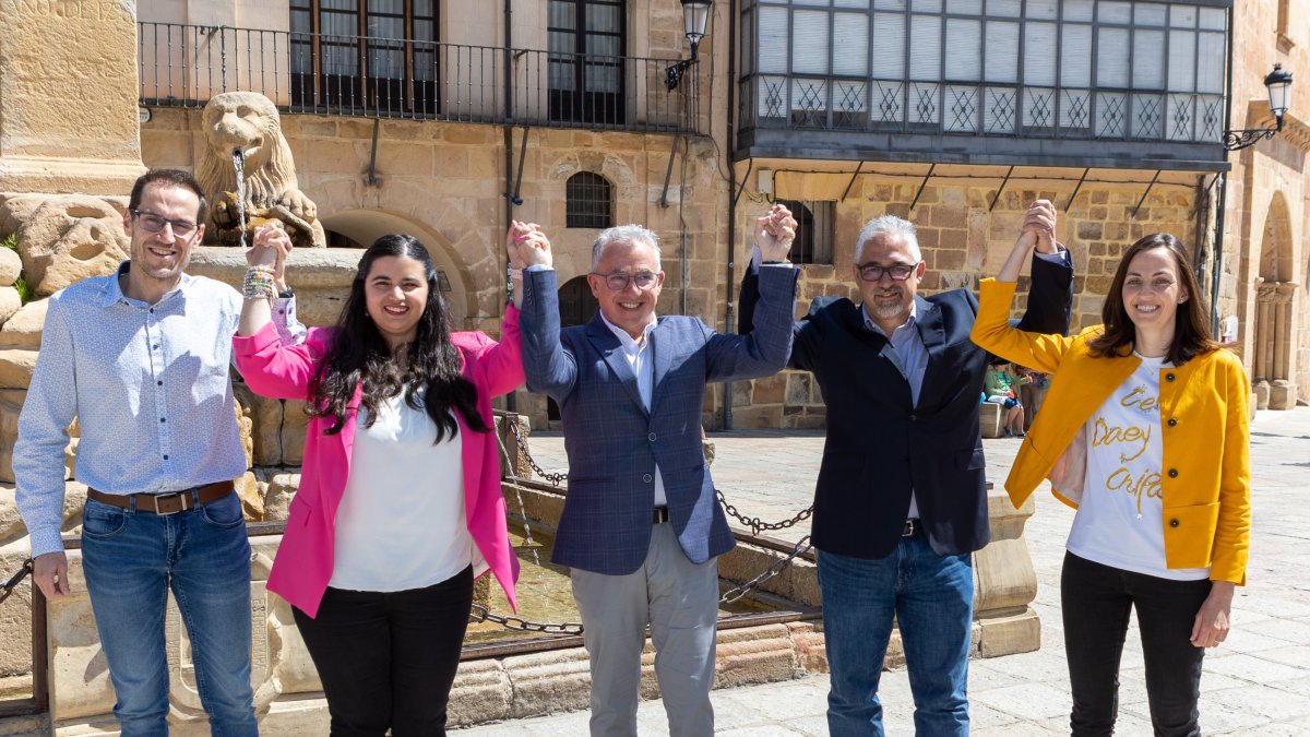 De izda a dcha, Fernando Arévalo, Rosalía Peña, Ángel Ceña, Carlos Vallejo y Silvia Largo tras la presentación.- ICAL
