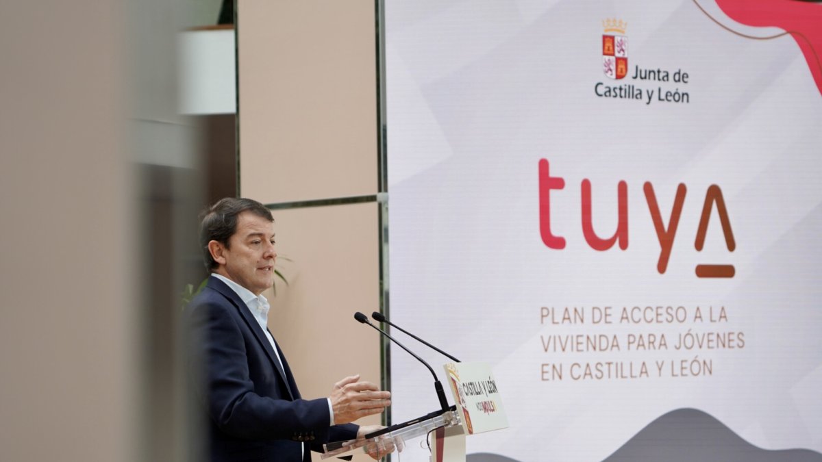 El presidente de la Junta de Castilla y León, Alfonso Fernández Mañueco, durante la presentación del nuevo Plan de Vivienda Joven 'Tuya'. ICAL
