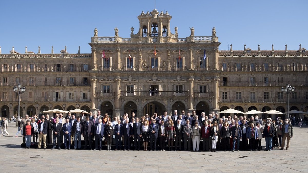 Firma del manifiesto en defensa de las comunicaciones ferroviarias de Salamanca.- ICAL