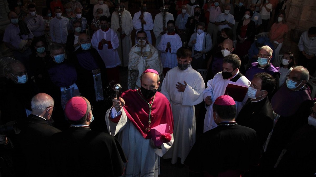 El Obispo electo de la Diócesis de Astorga, Jesús Fernández González, acompañado del nuncio, Bernardito Auza | ICAL