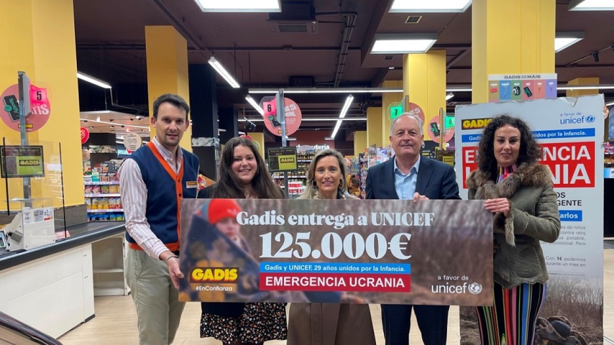 Entrega del cheque de 125.000 euros de Gadis para Ucrania.- E. M.