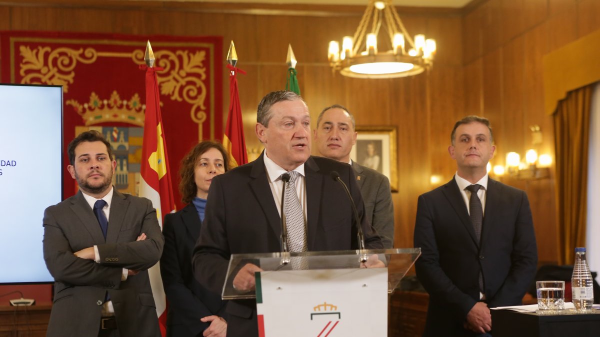 El presidente de la Diputaci?n, Javier Fa?ndez, acompa?ado por los vicepresidentes del Equipo de Gobierno, presenta los Presupuestos de la Instituci?n provincial para 2024