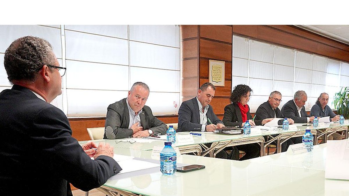 El consejero de Agricultura, Gerardo Dueñas, junto a representantes de las Opas en el Consejo Regional Agrario. E. M.
