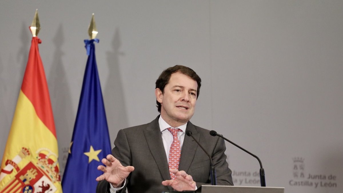 El presidente de la Junta de Castilla y León, Alfonso Fernández Mañueco, informa en rueda de prensa.- ICAL