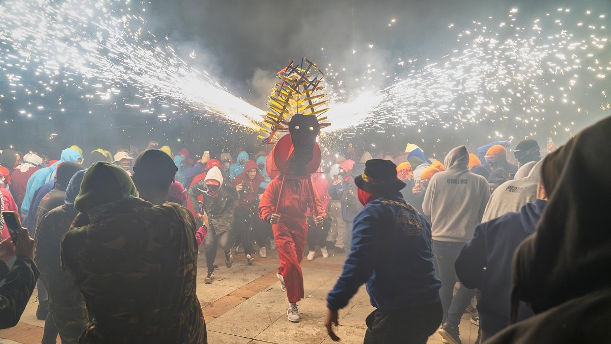 Toro de fuego en las fiestas de Las Victorias de Puebla de Sanabria (Zamora). -ICAL