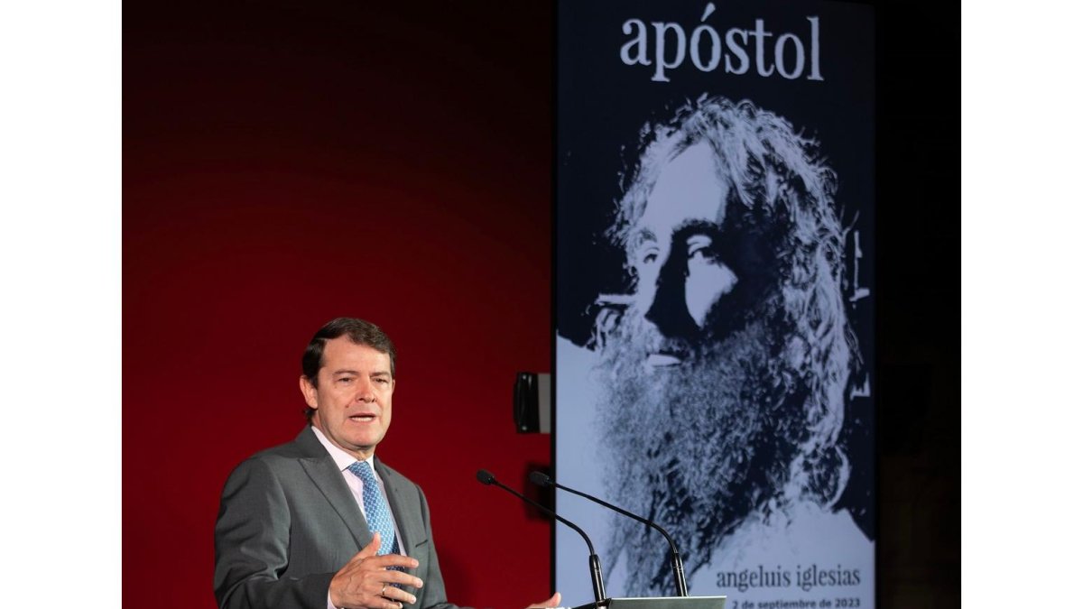 El presidente de la Junta de Castilla y León, Alfonso Fernández Mañueco, inaugura la exposición de retratos 'Apóstol', de Ángel Luis Iglesias.- ICAL