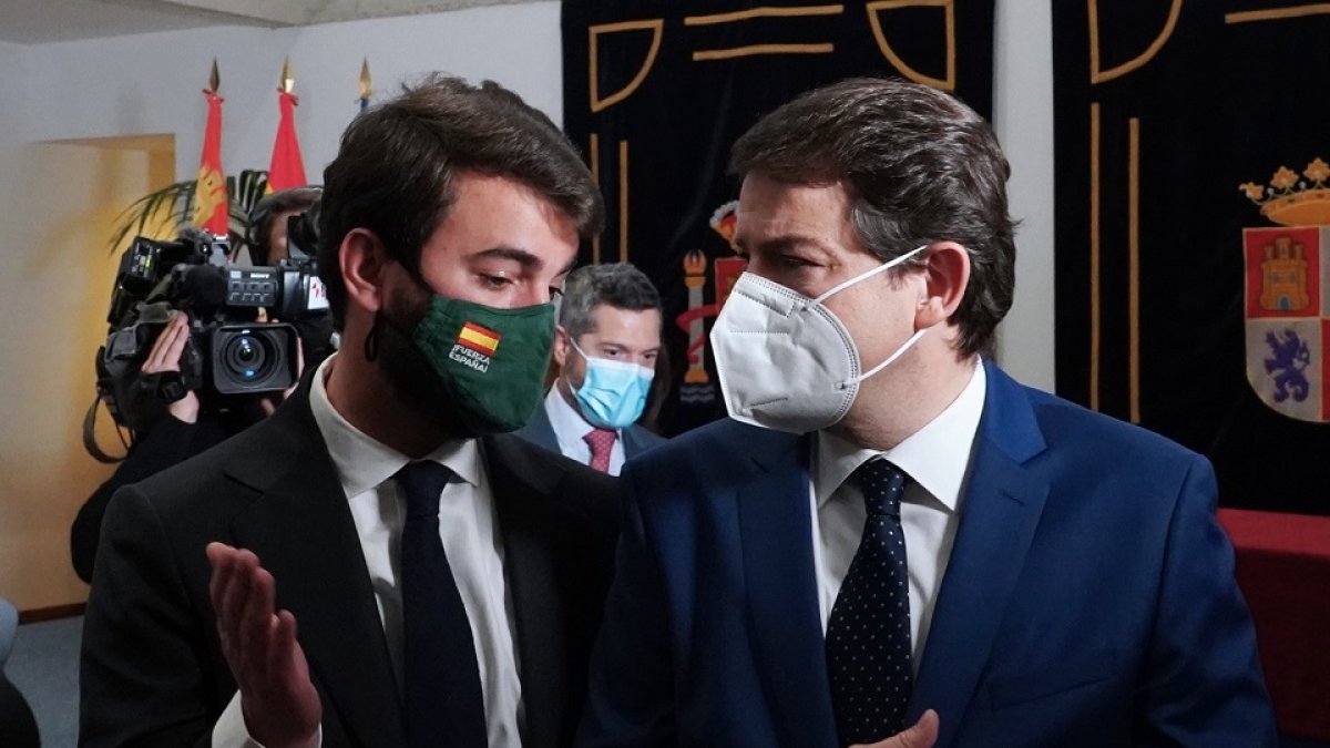 Juan García-Gallardo y Alfonso Fernández Mañueco, en sede parlamentaria.- ICAL