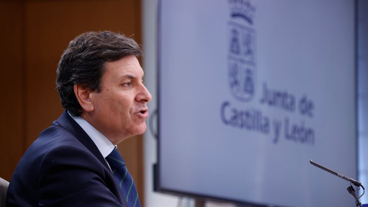 El consejero de Economía y Hacienda y portavoz, Carlos Fernández Carriedo, comparece en rueda de prensa posterior al Consejo de Gobierno. ICAL