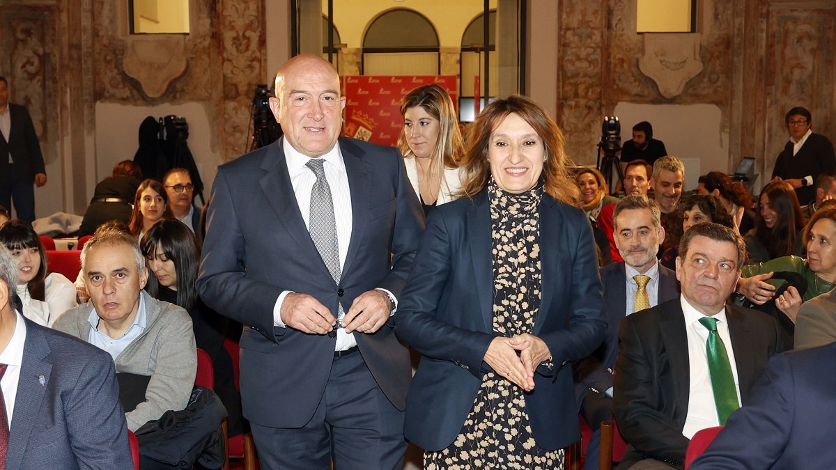 El consejero de la Presidencia, Jesús Julio Carnero, y la consejera de Educación, Rocío Lucas, en la entrega de los premios Datos Abiertos.- ICAL