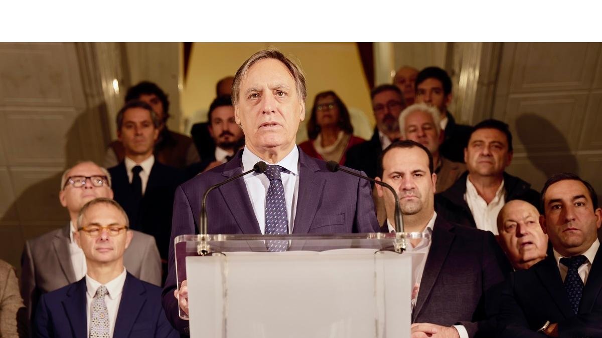 El alcalde de Salamanca, Carlos García Carbayo, informa tras la reunión de la plataforma 'Tren rápido ya'. -ICAL