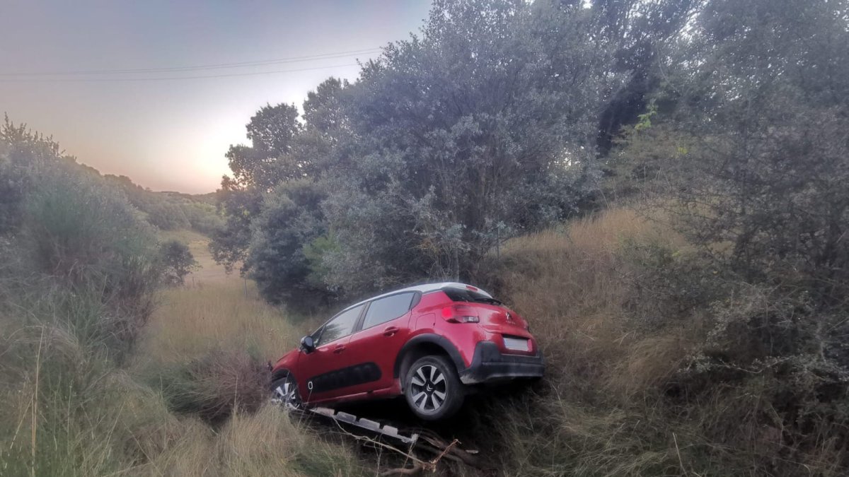 Estado en el que quedaba el coche del alcalde de Almazán, tras el accidente. E. M.
