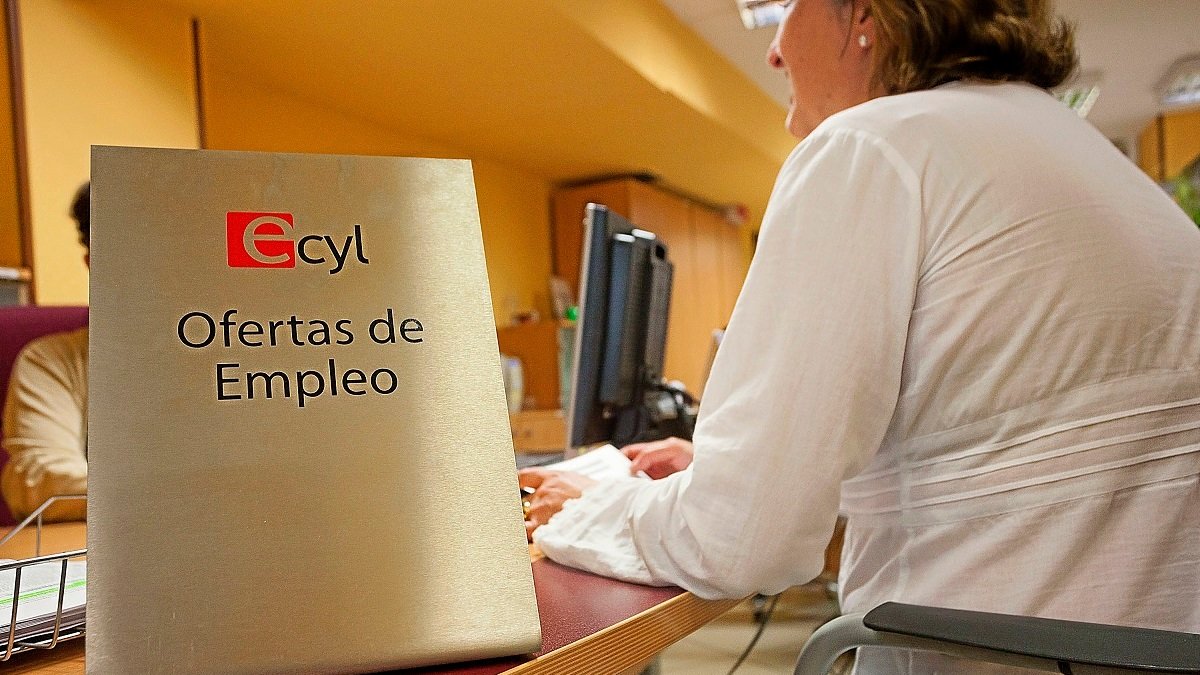 Una mujer en una oficina del Ecyl en Valladolid.- PHOTOGENIC