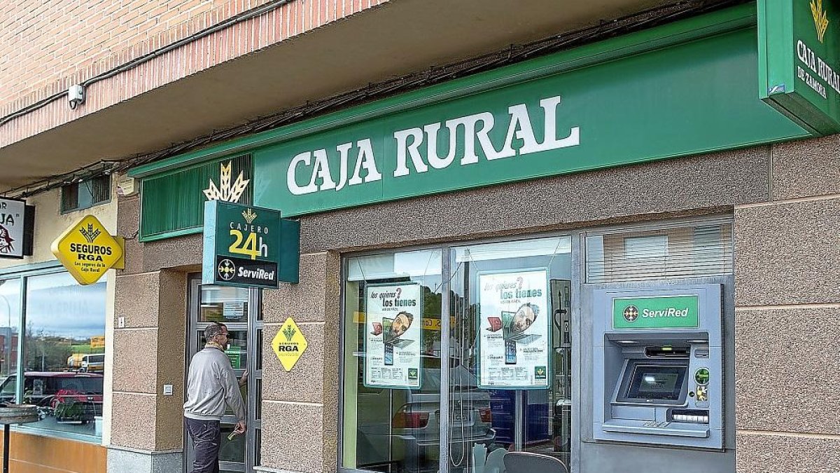 Oficina de la Caja Rural.-E.M.