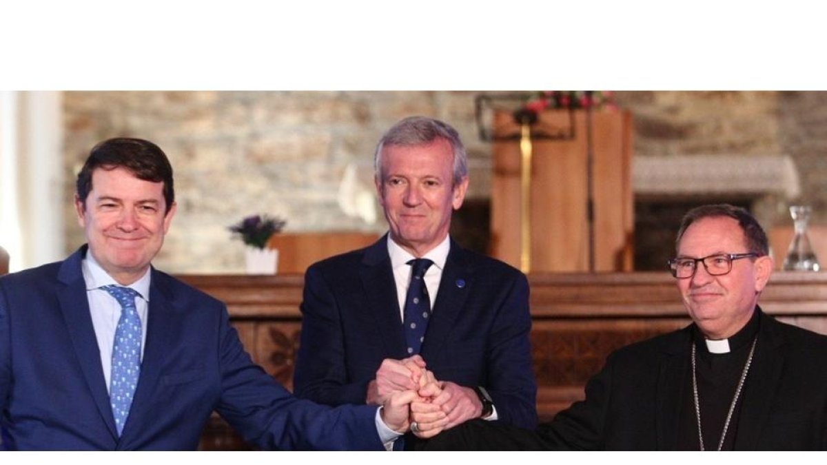 El presidente de la Junta, Alfonso Fernández Mañueco, participa en la firma del Protocolo entre la Xunta de Galicia, la Comunidad de Castilla y León y la Fundación Edades del Hombre para celebrar en Santiago de Compostela y en Villafranca del Bierzo la XXVII Exposición de la muestra de arte sacro. -ICAL