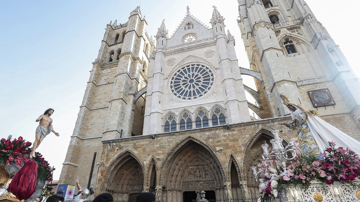 Acto de El Encuentro en el transcurso de la Procesión de El Encuentro, organizada por la Real Hermandad Jesús Divino Obrero. -ICAL