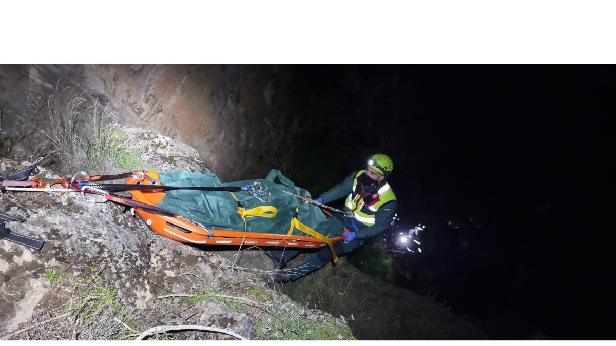La Guardia Civil rescata el cadáver del fallecido en Pedraza.- E. M.