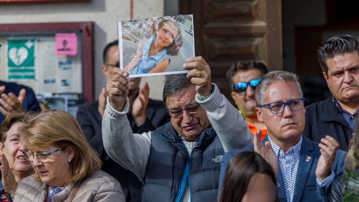 Imagen de archivo de una concentración convocada por el Ayuntamiento de Torrecaballeros en recuerdo y homenaje a Olivia, asesinada presuntamente por su madre en Gijón. E. M.