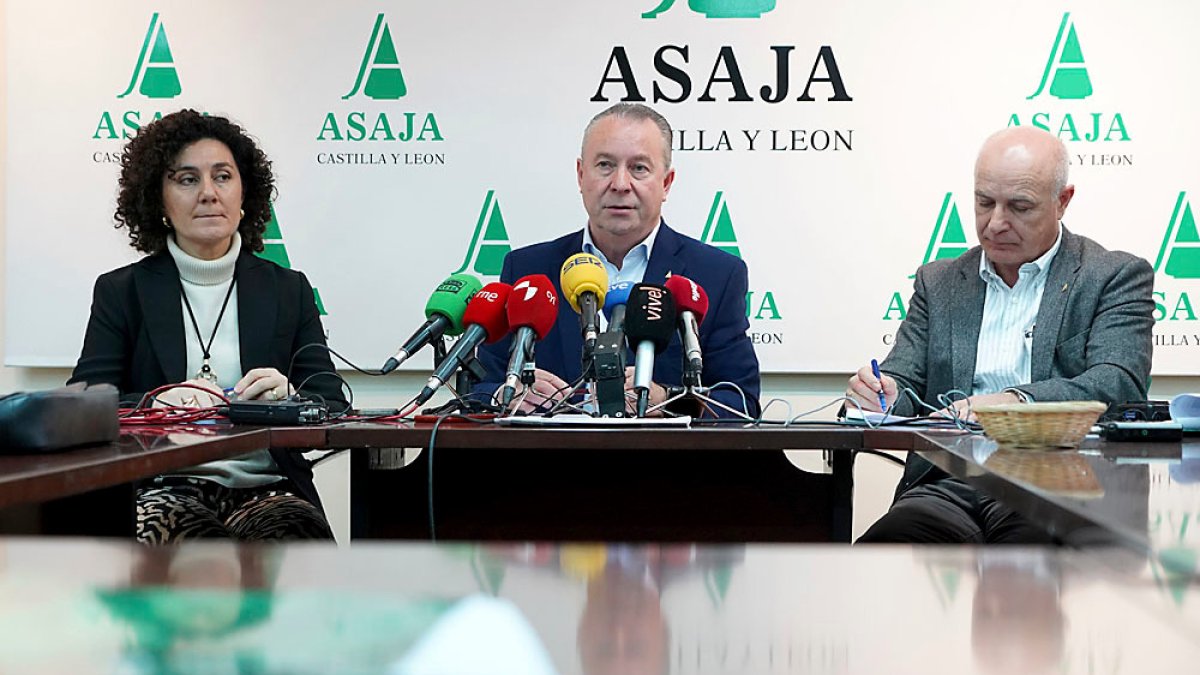Nuria Ruiz, Donaciano Dujo y José Antonio Turrado durante el balance del año agrario, en la sede de Asaja. ICAL