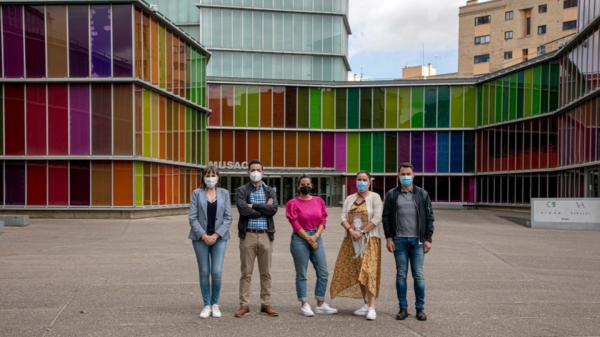 Los procuradores autonómicos del PSOE, Yolanda Sacristán, Diego Moreno, Nuria Rubio, María Rodríguez y el secretario general del PSOE de León Javier Alfonso Cendón, en el MUSAC. - ICAL