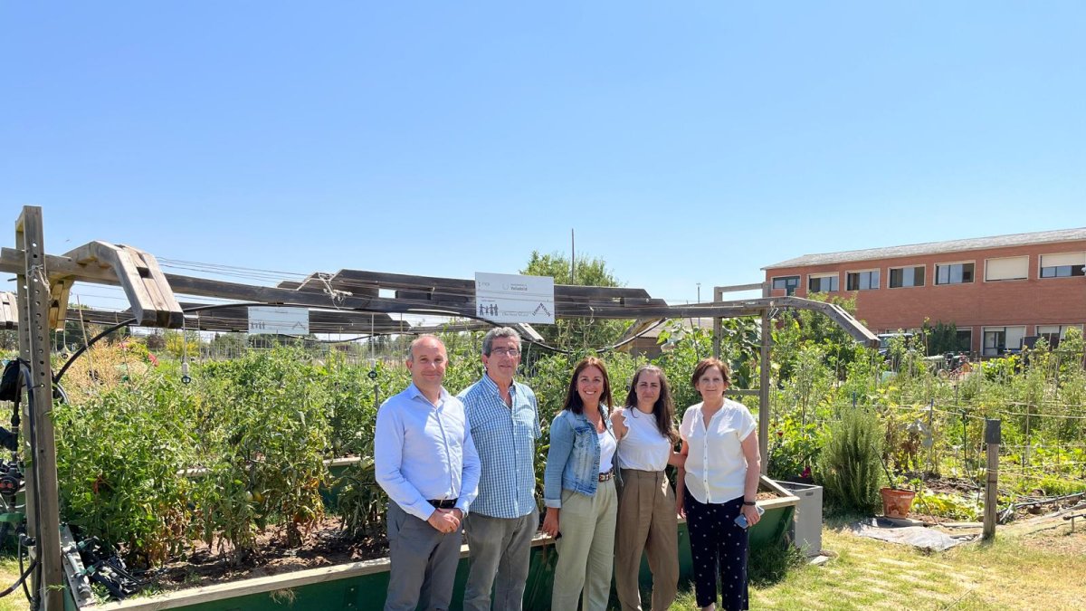 De izquierda a derecha: Jesús López, director AgroBank en Castilla y León; Félix Revilla, director INEA, Natalia Díez, responsable Acción Social en Castilla y León; Dunia Virto y María Antonia González (ambas de Fundación INEA)