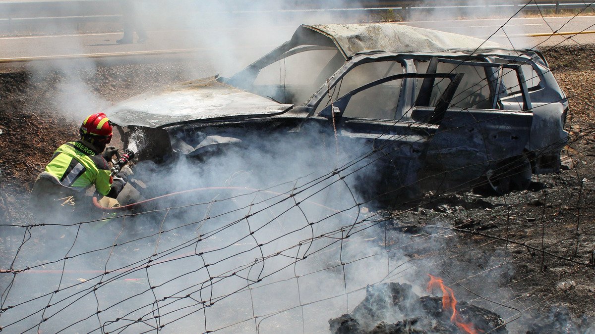 Un coche explota en la A-62 en Sancti Spíritus (Salamanca).- ICAL