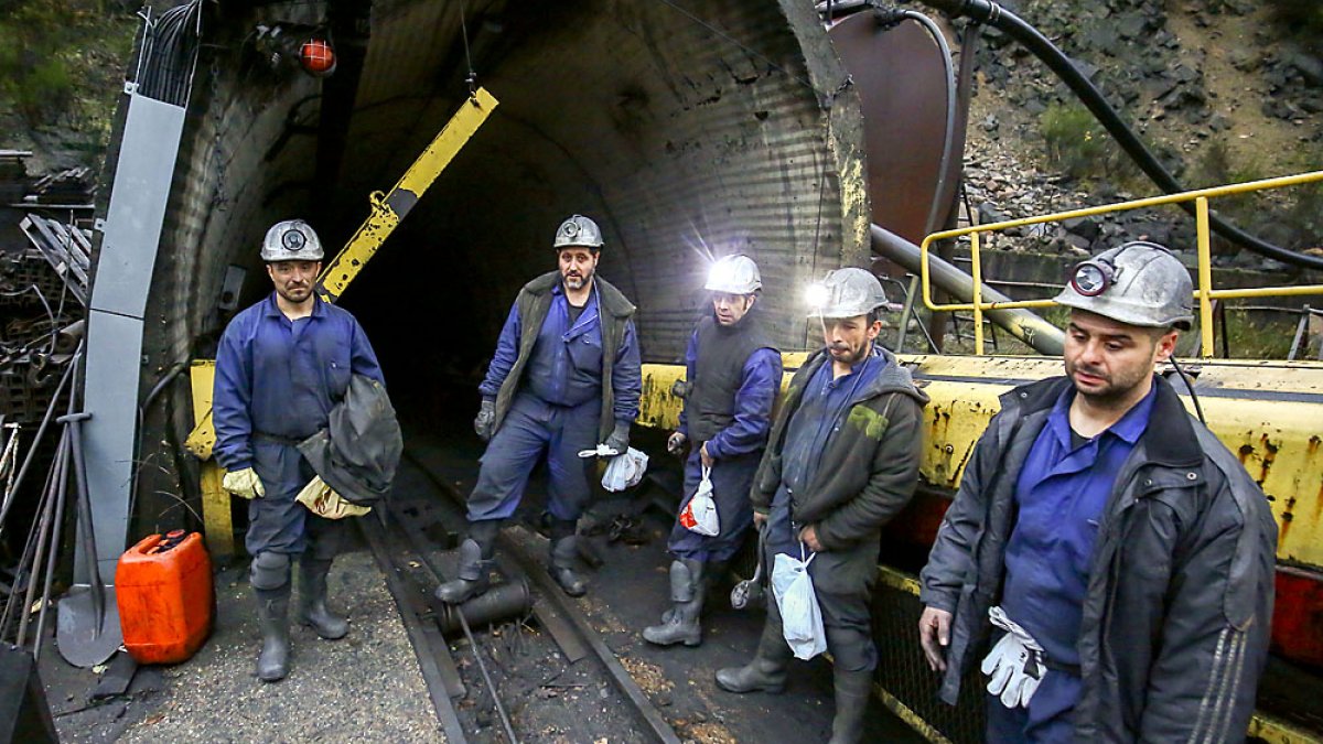 Mineros del Bierzo momentos antes de su entrada al pozo Salgueiro de Santa Cruz de Montes (León), el último día de la minería del carbón en el Bierzo, el 16 de noviembre de 2018. ICAL