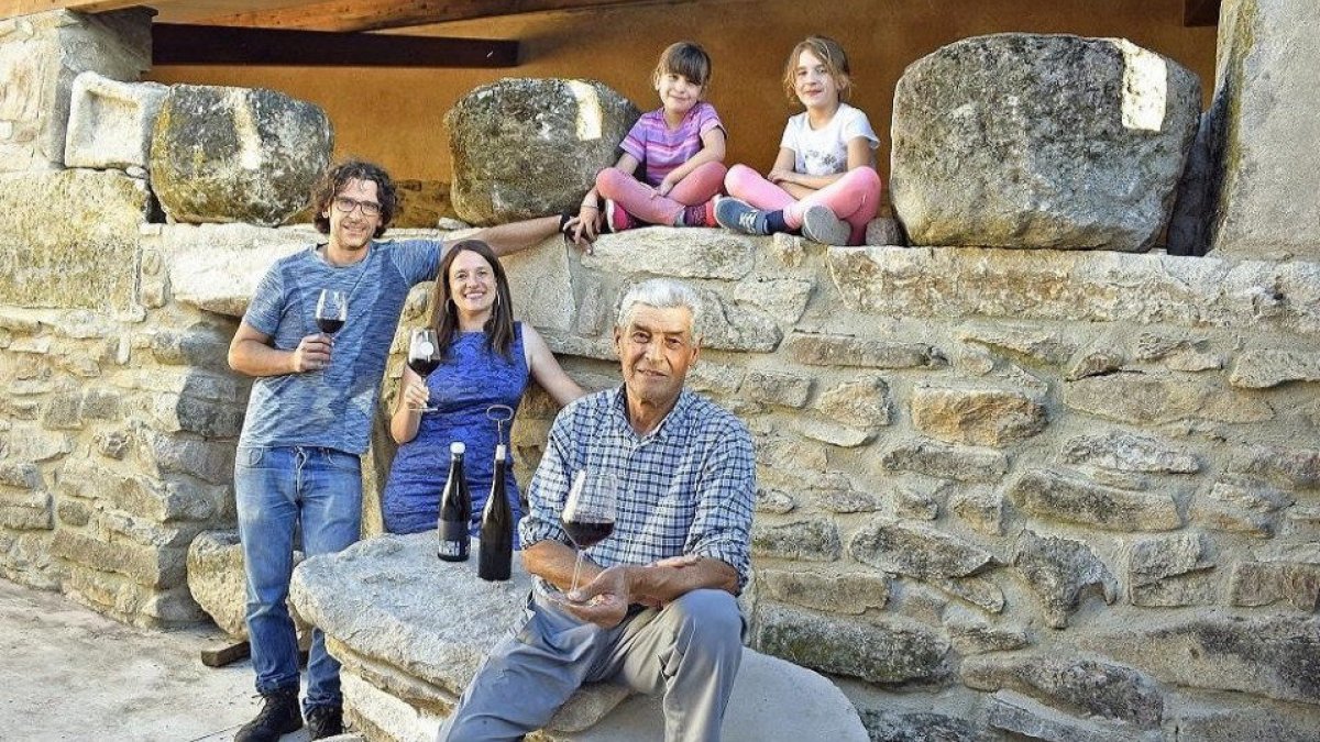 José Manuel, Liliana y Manolo posan con una copa de vino junto a Vero y Lola en Formariz de Sayago.