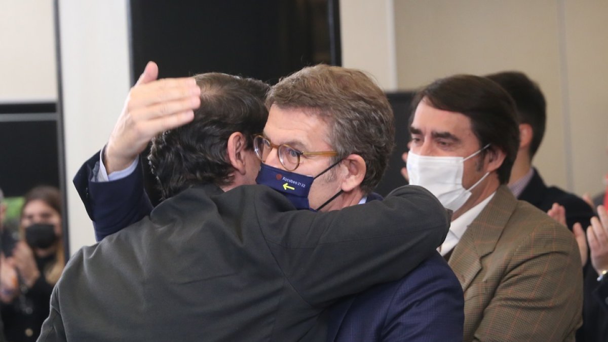 Abrazo entre Mañueco y Feijóo.- ICAL