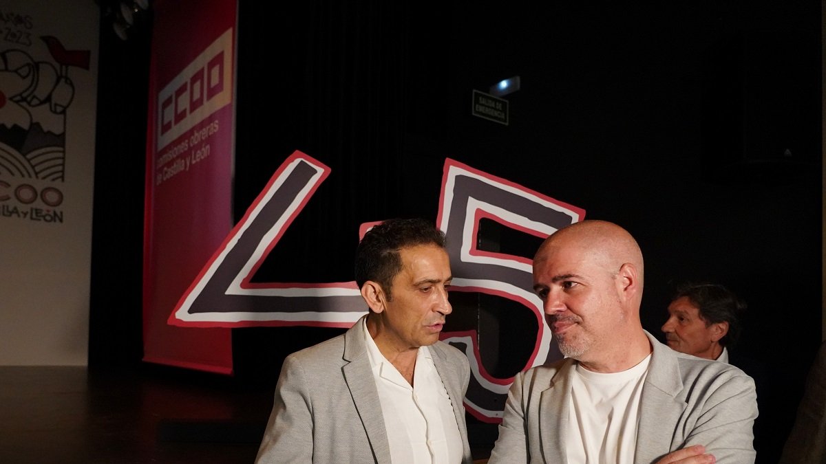 El secretario general de CCOO Castilla y León, Vicente Andrés, y el secretario general de CCOO, Unai Sordo, atienden a los medios de comunicaci?n antes del comienzo del acto con motivo del 45 aniversario del sindicato autonómico. -ICAL