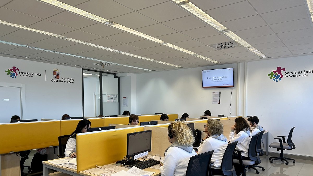 Personal que atiende a los usuarios de la teleasistencia avanzada de Castilla y León. CONSEJERÍA DE FAMILIA