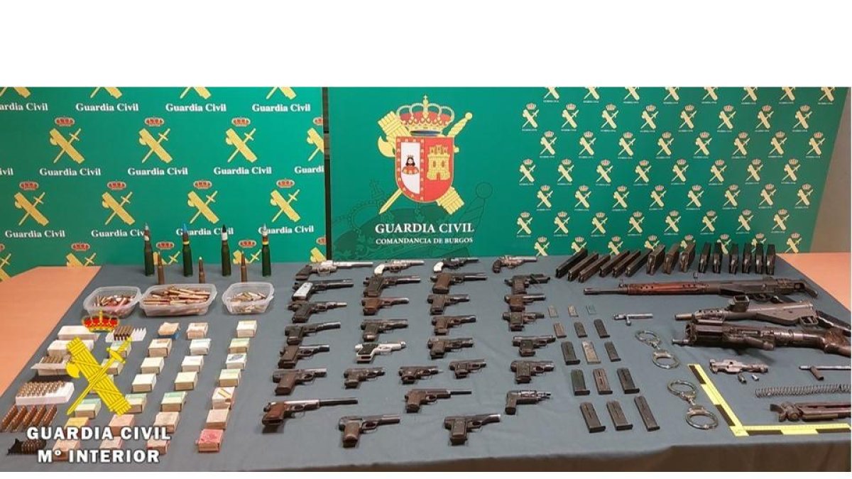 Detenido en Burgos un coleccionista por la venta de armas a organizaciones criminales. / E.M.