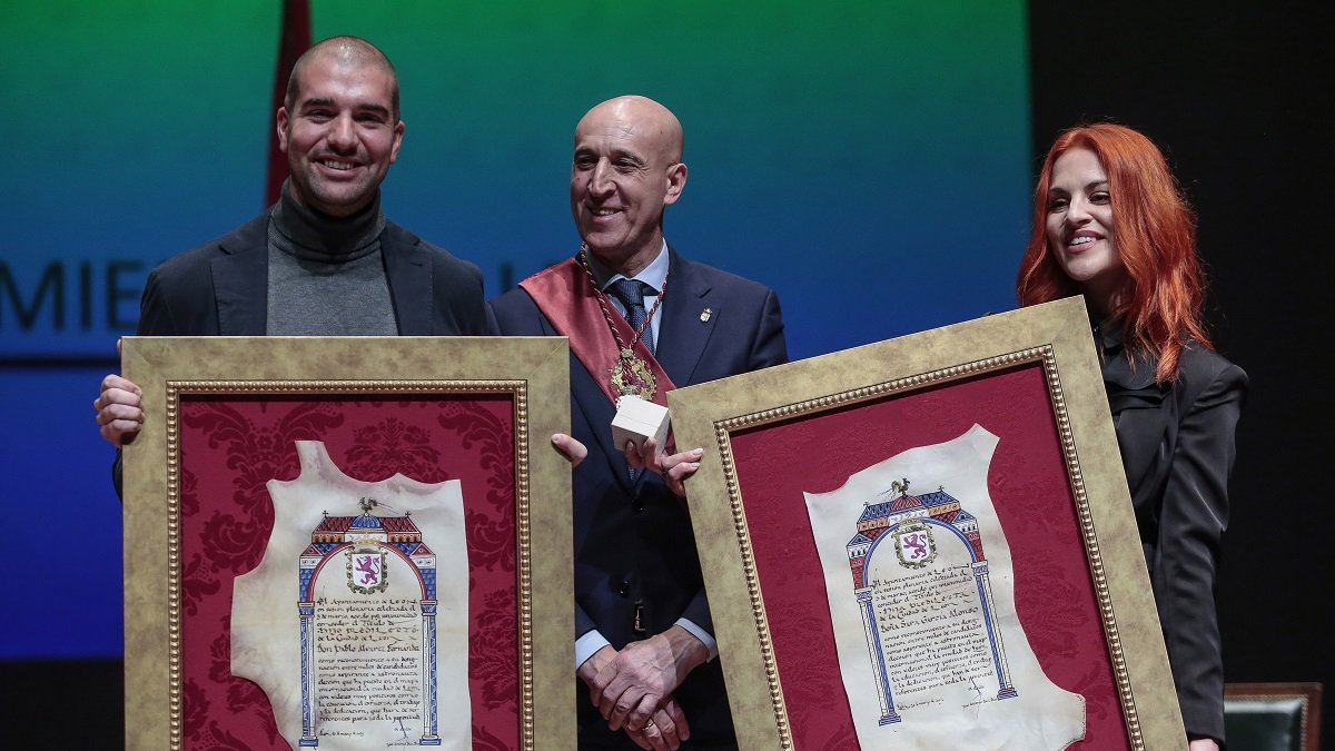 Pablo Álvarez y Sara García reciben el título de Hijos Predilectos de la Ciudad de León.- ICAL