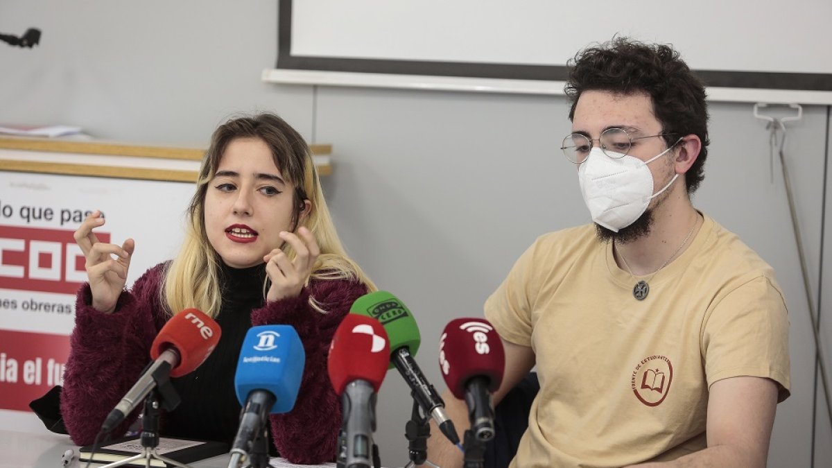 Carmen Vázquez y Nicolás Saiz del Frente de Estudiantes de León.- ICAL