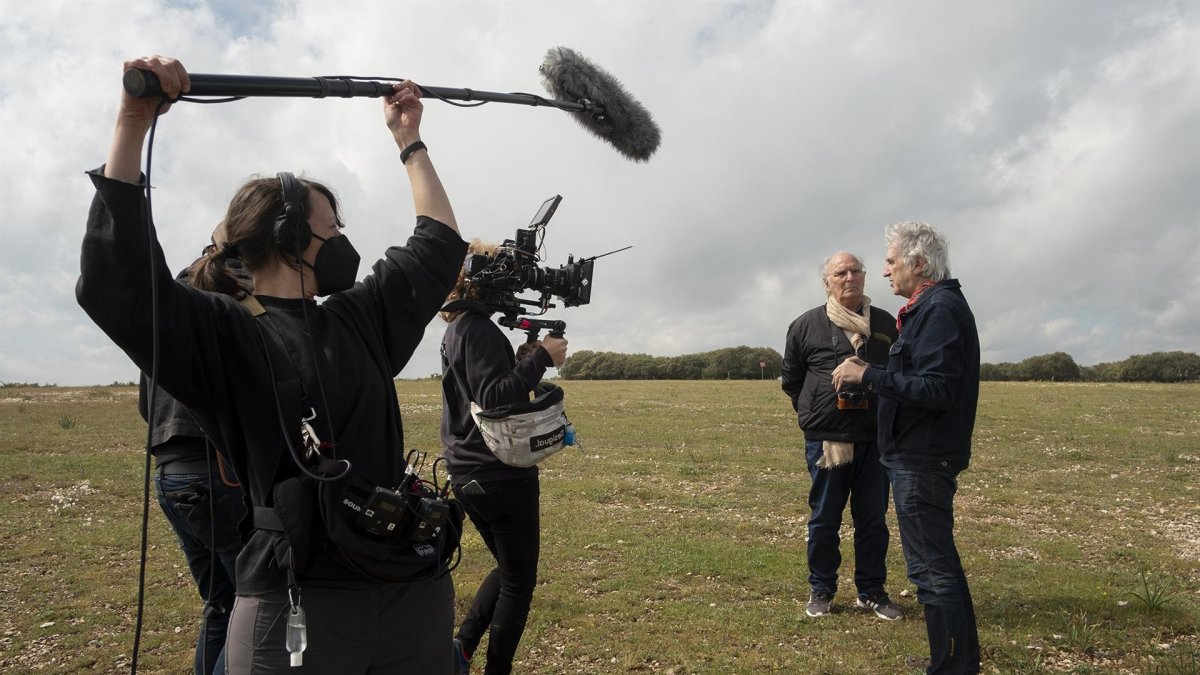 Carlos Saura conversa con Juan Luis Arsuaga durante el rodaje de 'Las paredes hablan'. EUROPA PRESS