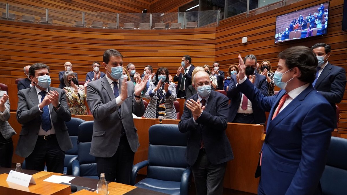 El presidente de la Junta de Castilla y León, Fernández Mañueco y el vicepresidente, Francisco Igea, se felicitan tras finalizar el debate de moción de censura del POSE contra el Gobierno de PP-Cs. -ICAL