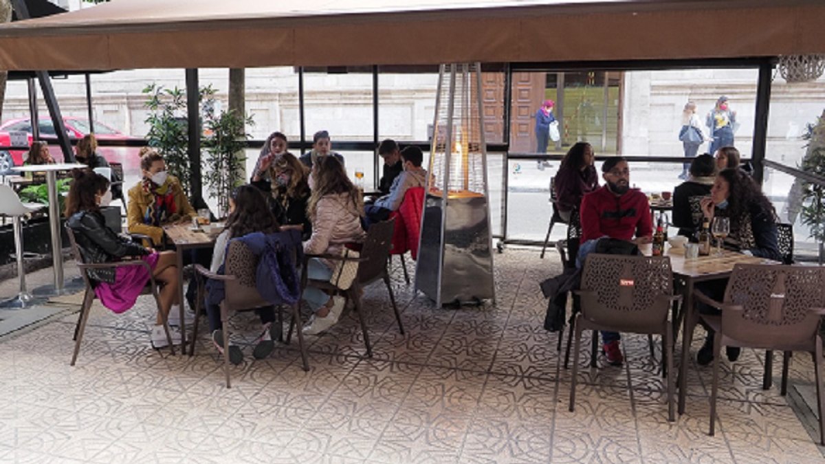 Terraza llena de gente en la calle Marqués del Duero, en Valladolid. PABLO REQUEJO