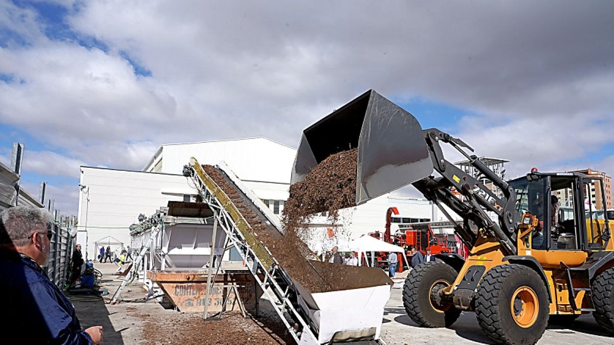 Los consejeros de Economía y Hacienda, Carlos Fernández Carriedo; de Fomento y Medio Ambiente, Juan Carlos Suárez-Quiñones, y el alcalde de Valladolid, Óscar Puente, participan en la inauguración de la feria Expobiomasa.