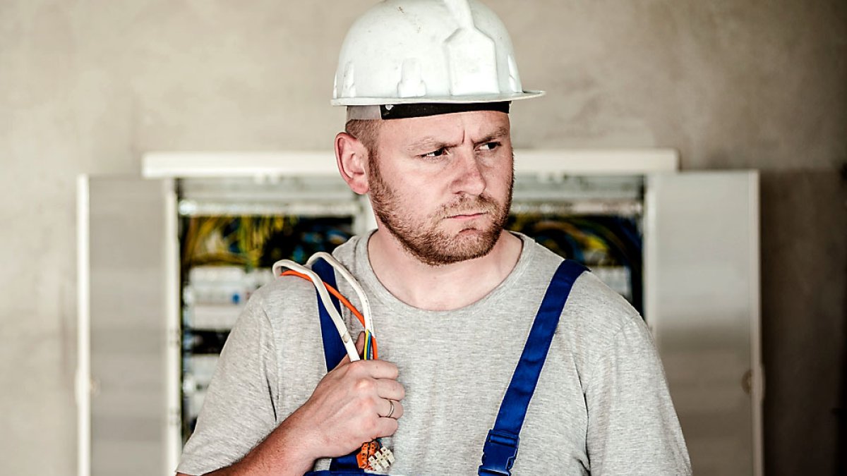 Un electricista, miembro de un gremio con gran porcentaje de autónomos, recoge sus bártulos tras efectuar una instalación. PQS / CCO