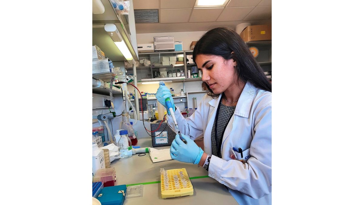 La bióloga Judith López Luis en las instalaciones del Centro del Cáncer de Salamanca. EL MUNDO