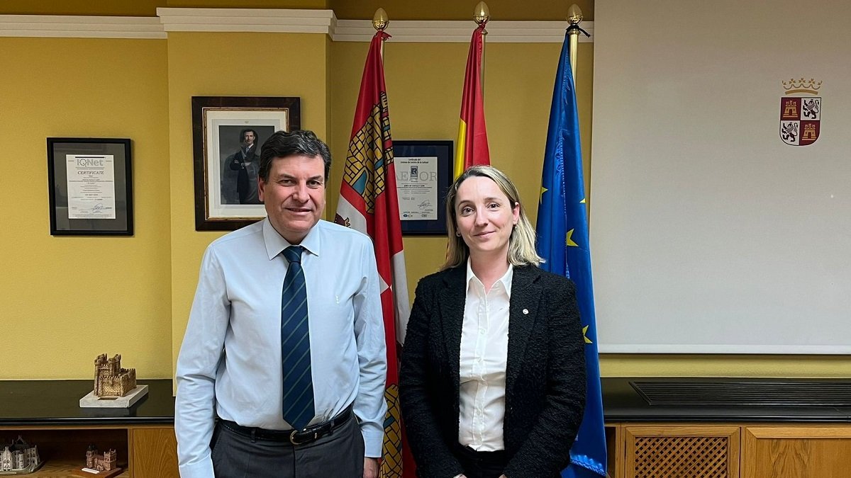 El consejero de Economía y Hacienda, Carlos Fernández Carriedo, y la directora de la Planta de Nissan en Ávila, Nuria Cristóbal.- ICAL