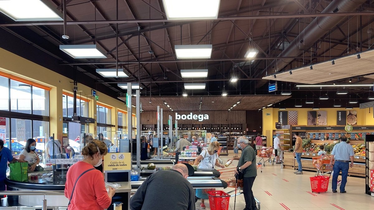 Interior de un supermercado Gadis. - E.M.