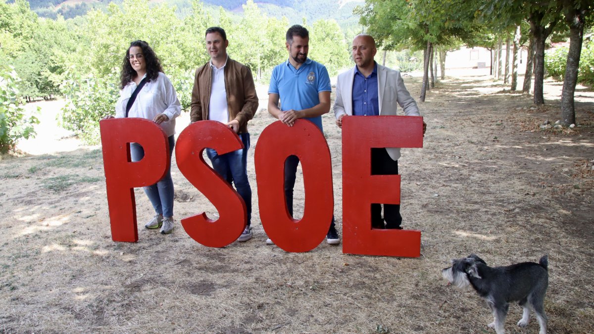 El secretario general del PSOE en la Comunidad, Luis Tudanca, junto al secretario provincial y diputado nacional, Javier Alfonso Cendón; la secretaria general de Juventudes Socialistas de León, Laura Busto; y el alcalde de Boñar, Pepe Villa. Ical
