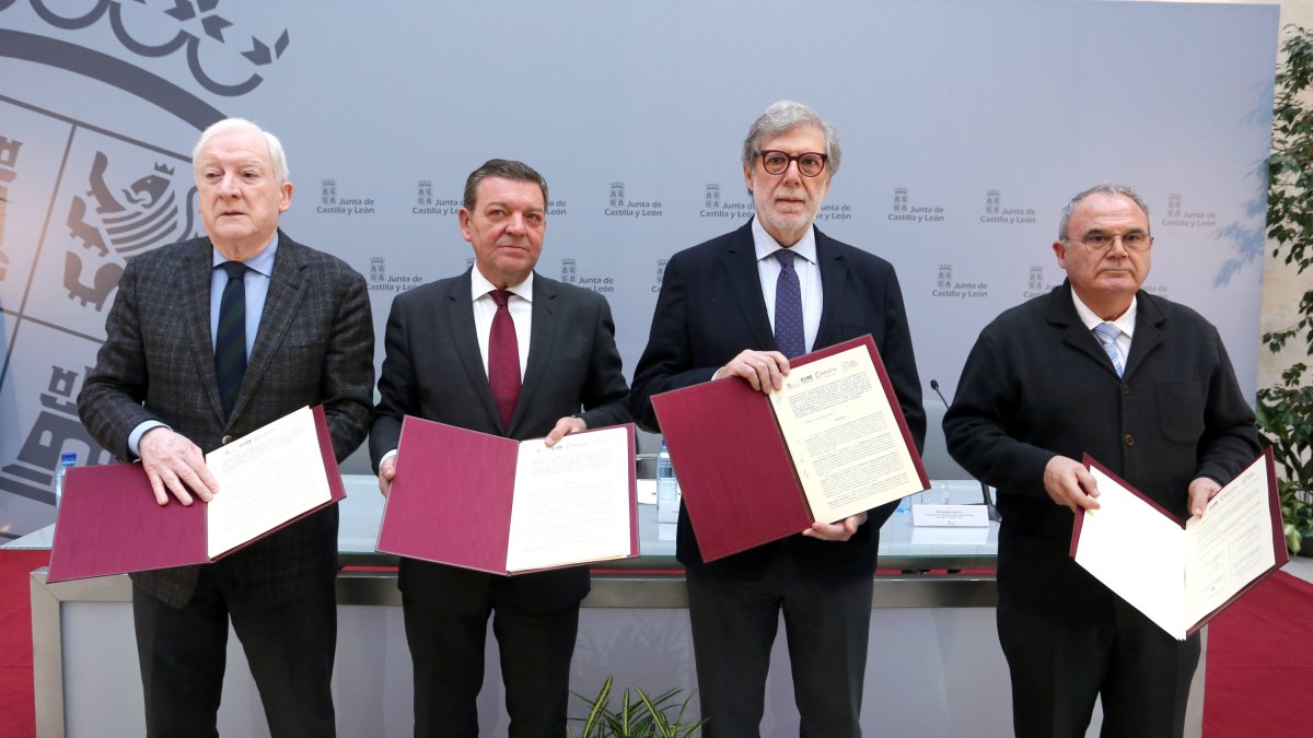 El presidente del Consejo de
Cámaras de Comercio de Castilla y León, el consejero de la Presidencia y el presidente de la CEOE Castilla - ICAL
y León, y Fernando Guerra, presidente de la Confederación Internacional de Casas Regionales de Castilla y León