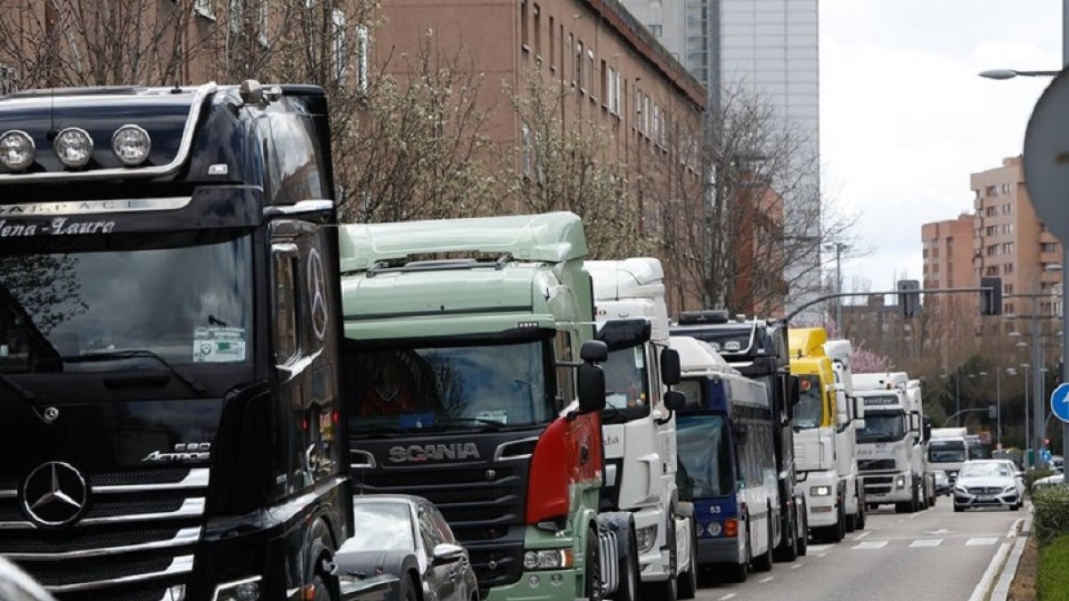 Imagen de archivo de camiones. - E.M.