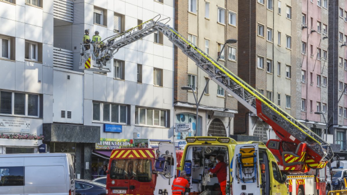Los bomberos de Burgos rescatan a un menor tras precipitarse por el hueco de un edificio en Reyes Católicos. SANTI OTERO
