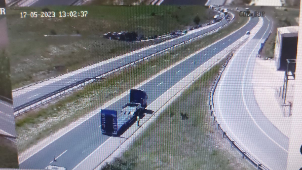 Cortada la AP-1 por el vuelco de un camión, a la altura de Cardeñajimeno sentido Armiñón. / DGT