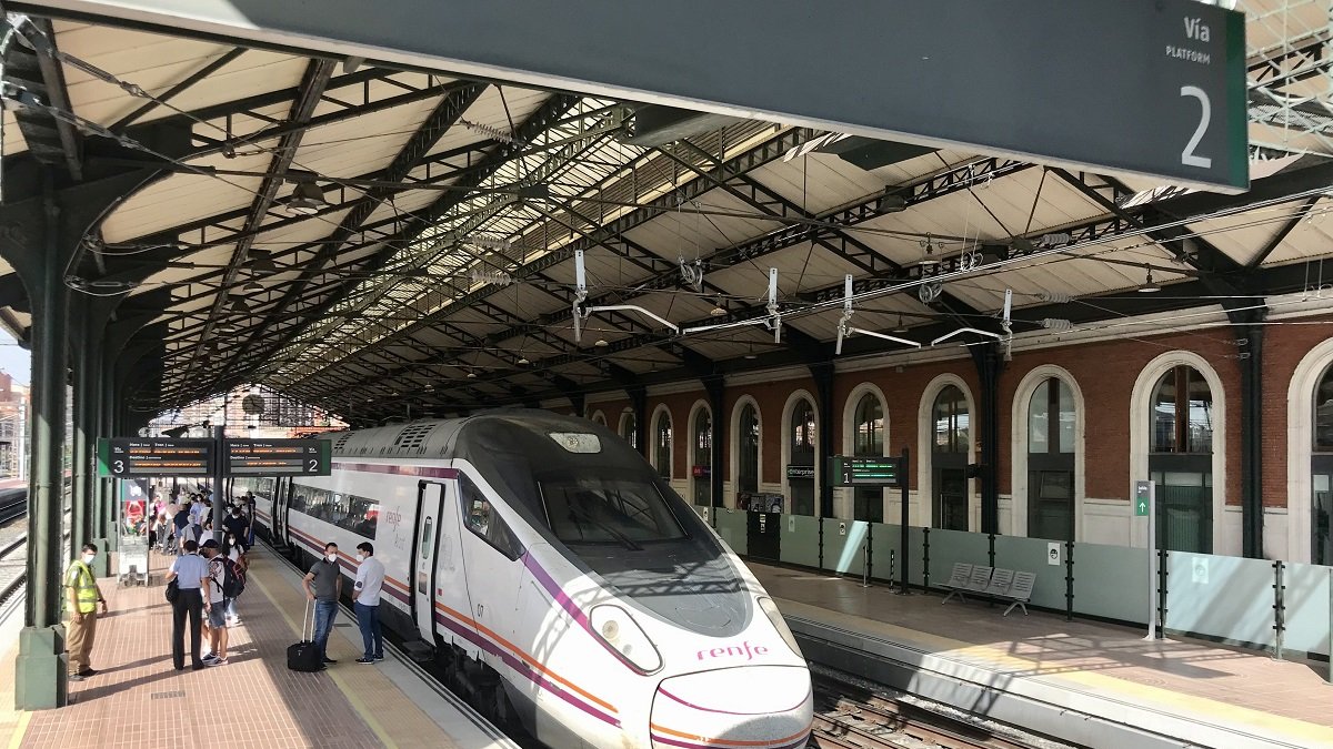 Un tren en la estación de Campo Grande de Valladolid.- ICAL